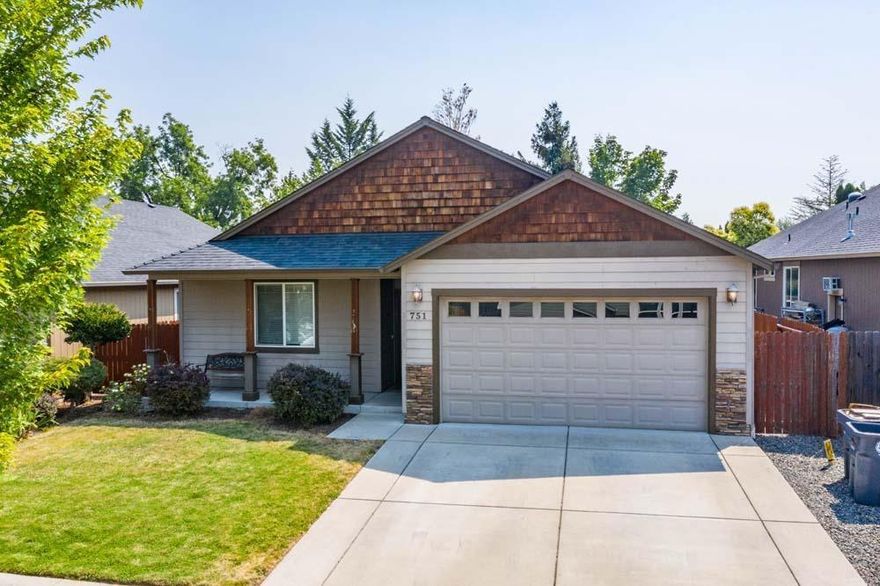 Incredible Location & Home! Griffin Creek School - Located in a Cul-De-Sac Surrounded by Beautiful Newer Homes. Extremely quiet neighborhood with a terrific open floor plan. Tons of upgrades & extras throughout. Split bedroom floor plan, forced high-efficiency heating/air conditioning, tankless hot water heater, modern design, laminate flooring, tile flooring, stainless steel appliances, nice covered back patio, custom cabinets, vaulted ceilings, large kitchen w/slider off of the dining area that leads to the fully-fenced back yard with fire-pit, 9-ft. ceilings throughout, finished 2-car garage, plus more. There is a large master suite with walk in closet, walk in shower & double sinks. Bring your clients, they will love this home.