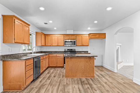 Tiny photo for 14 Scholarship Way, Medford, OR 97501 (MLS # 220213570)