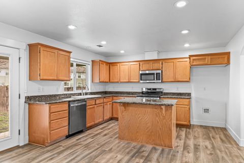 Tiny photo for 14 Scholarship Way, Medford, OR 97501 (MLS # 220213570)