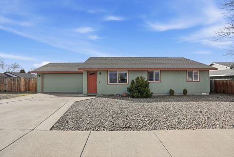 Photo of 3302 SW Reindeer Avenue, Redmond, OR 97756 (MLS # 220217059)