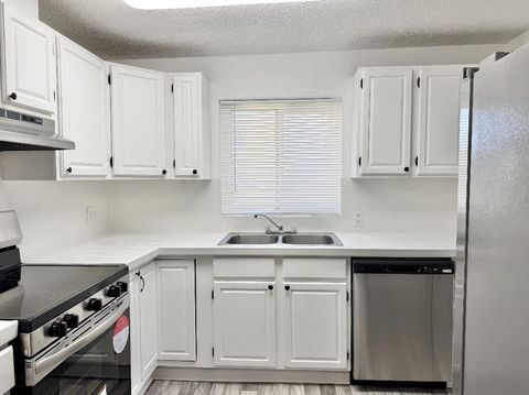 Tiny photo for 596 SW Madison St, Madras, OR 97741 (MLS # 220220061)