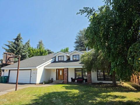Photo of 7116 Verda Vista Place, Klamath Falls, OR 97603 (MLS # 220226724)