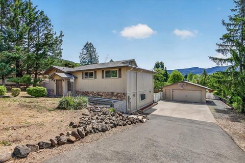 Photo of 1568 Angelcrest Drive, Medford, OR 97504 (MLS # 220221322)