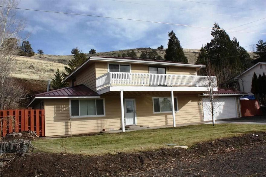 Great Family Home In Moyina Heights. This 3 Bedroom, 2 1/2 Bath Home Features; Recent Kitchen Remodel With New Cabinets And Counter Tops, Gas Heating, Ac, A Large Living Room And Additional Family Room, New Exterior Paint And Rv Parking. The Back Yard Is Fully Fenced With A Large Deck For Entertaining. In Ground Sprinklers Are Located In The Front And Back And Additional Shop Space In The Garage. Home Backs Up To A Hill For Lots Of Extra Privacy And Hiking Opportunities. Great Location And Priced To Sell!Seller Will Provide Buyer A One Year Home Warranty.