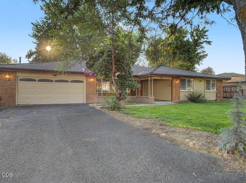 Photo of 3826 La Marada Way, Klamath Falls, OR 97603 (MLS # 220227273)