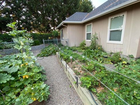 Tiny photo for 1116 Cashmere Drive, Grants Pass, OR 97527 (MLS # 220215016)