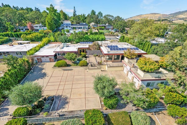 2639 HILLCREST RD, MEDFORD, OR 97504 - Image 5377810fc245483f24b16f4eaa9b84d3/103867165
