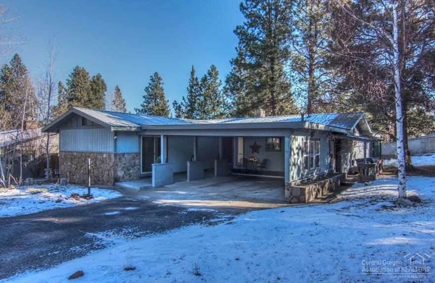 Charming single level midtown home, conveniently located near shopping, schools, medical facilities, Pilot Butte, and much more. This is a must see.