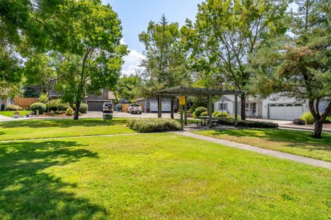 Tiny photo for 1783 SE Brookhurst Way, Grants Pass, OR 97527 (MLS # 220214806)