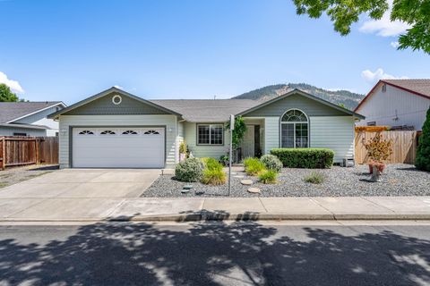 Photo of 1783 SE Brookhurst Way, Grants Pass, OR 97527 (MLS # 220214806)