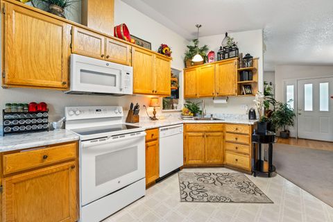 Tiny photo for 1783 SE Brookhurst Way, Grants Pass, OR 97527 (MLS # 220214806)