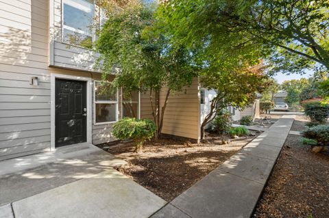 Photo of 1800 Crater Lake Avenue #9, Medford, OR 97504 (MLS # 220211029)