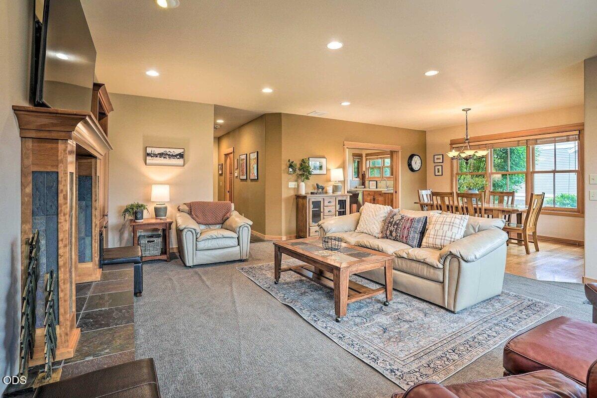 637 W Jefferson Avenue