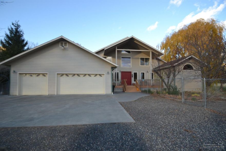 Amazing beauty awaits you on this 18 acre Parcel. Unsurpassed quality and craftsmanship through out in this 3bd 3bth 3918 sqft home. Huge open kitchen, custom marble shower in Master Suite. His and her offices. 34x62 heated shop w/living space. Fruit trees line this gorgeously groomed property with 24/7 amazing views out of every window.