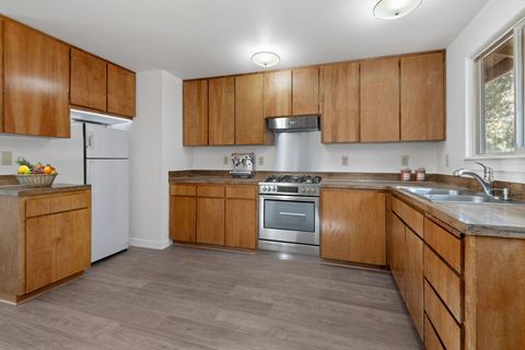 Tiny photo for 69485 Lasso, Sisters, OR 97759 (MLS # 220219290)