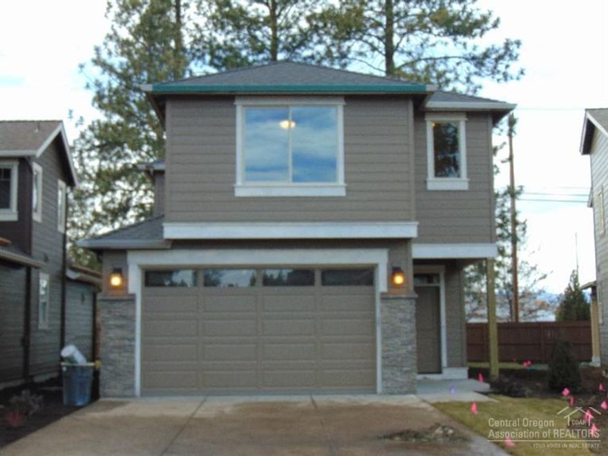 Tour of Homes Award Winning Samson Plan (Best of Show, Best Master, Best Kitchen, Best Interior Finish, and more) Brand new home to start construction soon in Bend w/the quality Pahlisch Homes is known for-stainless steel appliances, laminate wood flooring, Chroma quartz counters w/under-mount sink (even in baths), extra attention given to allow for lots of natural light. Pictures are of same plan but different home.