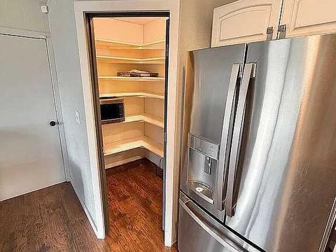 Tiny photo for 825 W Ridgeway Avenue, Hermiston, OR 97838 (MLS # 220213104)