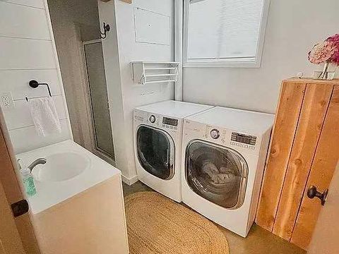 Tiny photo for 825 W Ridgeway Avenue, Hermiston, OR 97838 (MLS # 220213104)