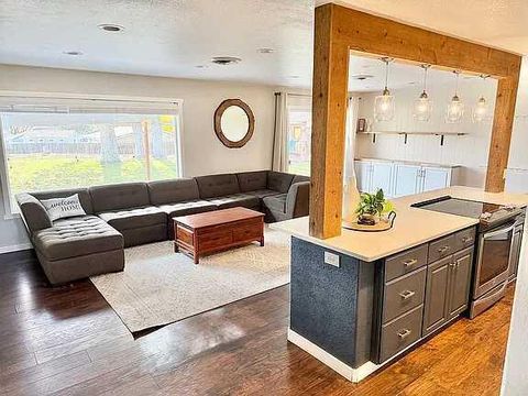 Tiny photo for 825 W Ridgeway Avenue, Hermiston, OR 97838 (MLS # 220213104)