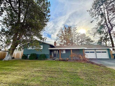 Photo of 825 W Ridgeway Avenue, Hermiston, OR 97838 (MLS # 220213104)