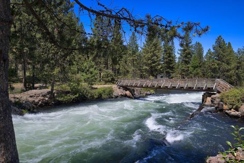 Tiny photo for 14177 Whitewater Loop, La Pine, OR 97739 (MLS # 220208171)