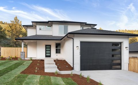 Photo of 1185 Orange Blossom Drive, Klamath Falls, OR 97601 (MLS # 220217153)