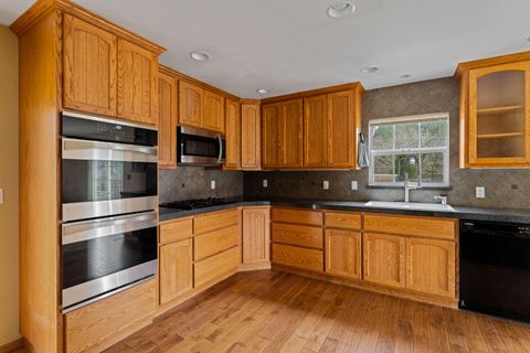 Tiny photo for 7511 Hugo Road, Grants Pass, OR 97526 (MLS # 220216901)