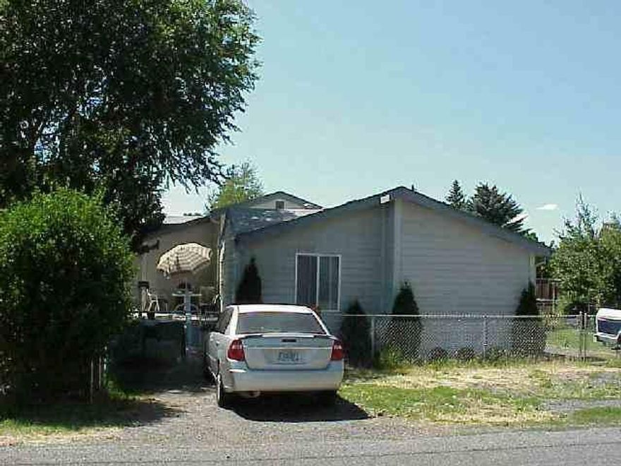 Beautiful Triple Wide Manuf. Home W/Vaulted Ceilings, 3/2 With And Master Suite And Sunroom And Another Older Single Wide Manufactired Home That Rents For $350 @ Month,Owner Lives In Triple Wide Will Arrange Showings, Key At Office.