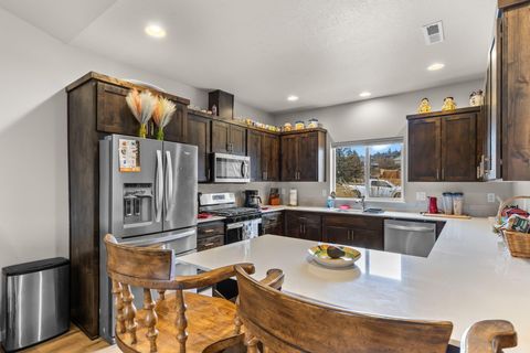 Tiny photo for 591 SW Cassidy Avenue, Madras, OR 97741 (MLS # 220212052)