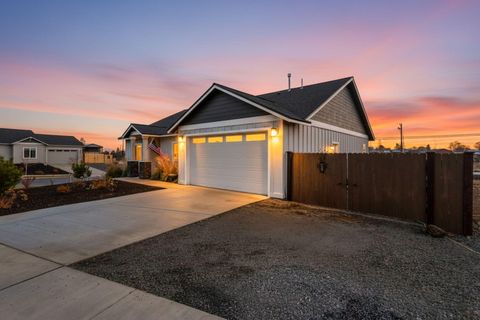 Tiny photo for 591 SW Cassidy Avenue, Madras, OR 97741 (MLS # 220212052)