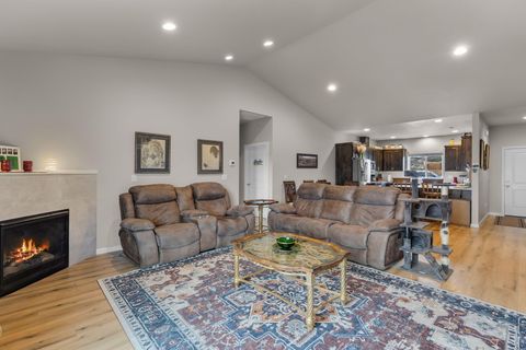 Tiny photo for 591 SW Cassidy Avenue, Madras, OR 97741 (MLS # 220212052)