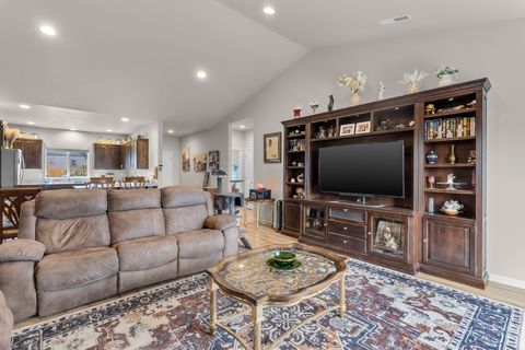 Tiny photo for 591 SW Cassidy Avenue, Madras, OR 97741 (MLS # 220212052)