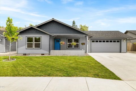 Photo of 1023 NE Crista Court, Prineville, OR 97754 (MLS # 220223056)