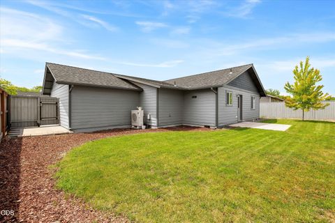 Tiny photo for 1023 NE Crista Court, Prineville, OR 97754 (MLS # 220223056)