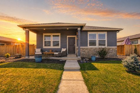Photo of 1326 NE Boxcar Drive, Prineville, OR 97754 (MLS # 220220570)