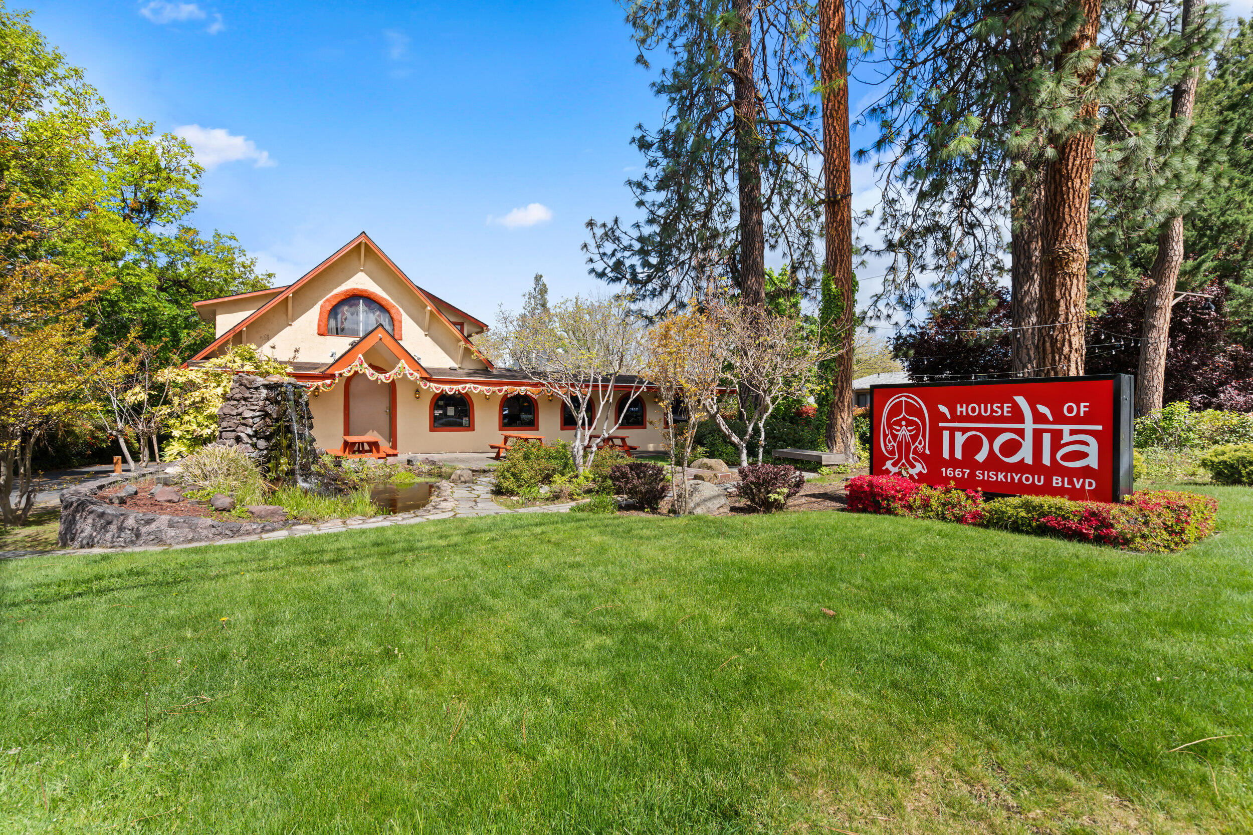 1_1667-siskiyou-blvd-05