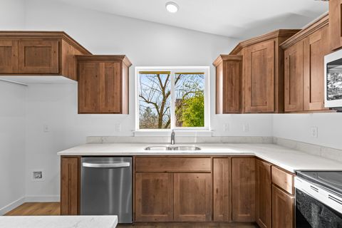 Tiny photo for 891 N 6th Avenue, Gold Hill, OR 97525 (MLS # 220213284)