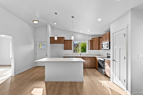 Tiny photo for 891 N 6th Avenue, Gold Hill, OR 97525 (MLS # 220213284)