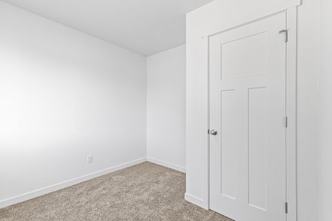 Tiny photo for 891 N 6th Avenue, Gold Hill, OR 97525 (MLS # 220213284)