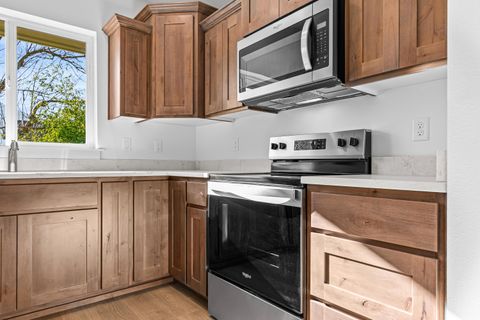 Tiny photo for 891 N 6th Avenue, Gold Hill, OR 97525 (MLS # 220213284)