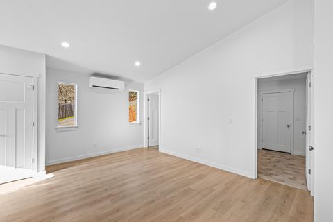 Tiny photo for 891 N 6th Avenue, Gold Hill, OR 97525 (MLS # 220213284)