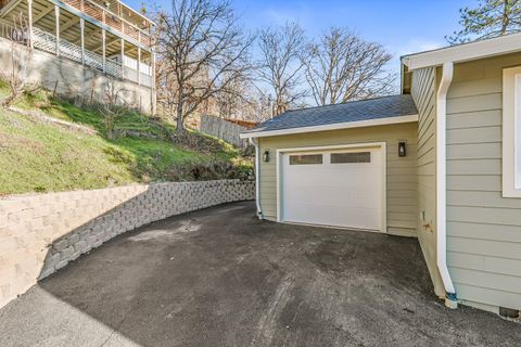 Tiny photo for 891 N 6th Avenue, Gold Hill, OR 97525 (MLS # 220213284)