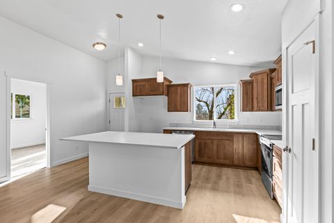 Tiny photo for 891 N 6th Avenue, Gold Hill, OR 97525 (MLS # 220213284)