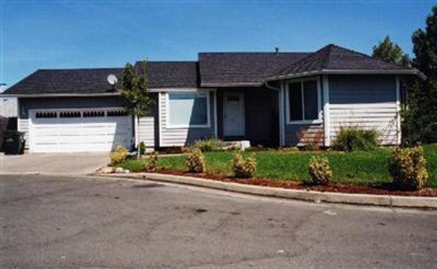 Newer Home In A Very Nice Neighborhood. Close To The Hospital, Shopping And Schroeder Park. Very Open Floor Plan With Vaulted Ceilings. Has Nice Oak Cabinets With Beveled Glass And Tiled Floors.