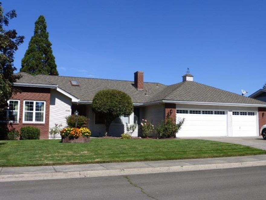 This immaculate home backs to the 5th Fairway of the Rogue Valley Country Club. Amenities include; A newer 50 Year roof, Trane Heat Pump, 3 car garage with workshop area in the garage, covered patio and back yard access to the fairway. Rooms include a formal dining room, living room, family room, 3 bedrooms and 2 full bathrooms.