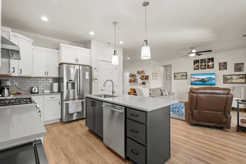 Tiny photo for 672 Nobility Drive, Medford, OR 97501 (MLS # 220214097)