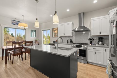 Tiny photo for 672 Nobility Drive, Medford, OR 97501 (MLS # 220214097)