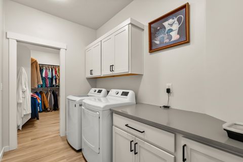 Tiny photo for 672 Nobility Drive, Medford, OR 97501 (MLS # 220214097)