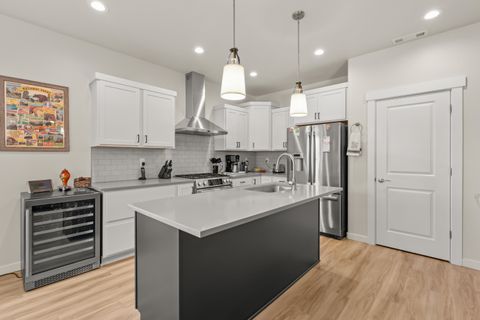 Tiny photo for 672 Nobility Drive, Medford, OR 97501 (MLS # 220214097)