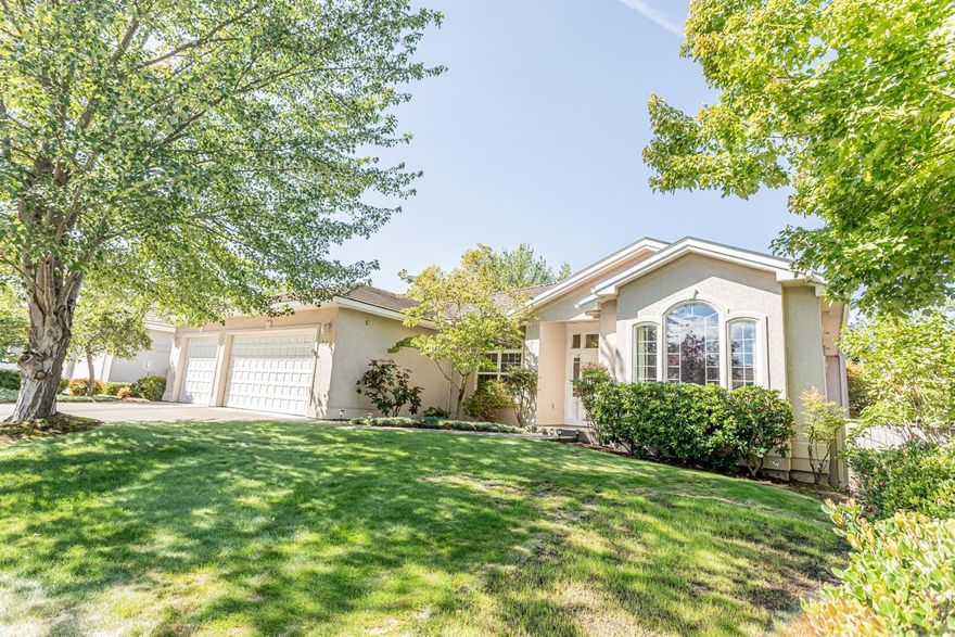 Large single level home in great East medford neighborhood close to hospital, shopping , offices and bus. great floor plan with 3 bedrooms plus office/den, living room and great room , and 2 full baths. Mature landscaping in easy to care yard. The garage is a dream 3 car with lots of storage room and space for a small work bench. All of the rooms are very spacious and ceilings are high. This home is a real gem.